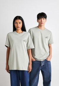 Tommy Jeans - SIGNATURE - T-shirt basic - faded willow Miniatuurafbeelding 1