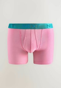Rózsaszín boxer alsónadrág, puha anyagból, teal színű gumírozott derékkal, amelyen a "NEXT" logó található. Simább textúra, testhezálló fazon és középhosszú kivágás jellemzi.