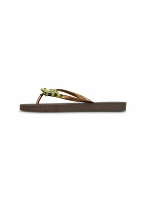 Bruine flip-flop sandalen met een gestructureerde zool, voorzien van glanzende bruine banden en een groene versierde kikkeraccent op de middelste band.