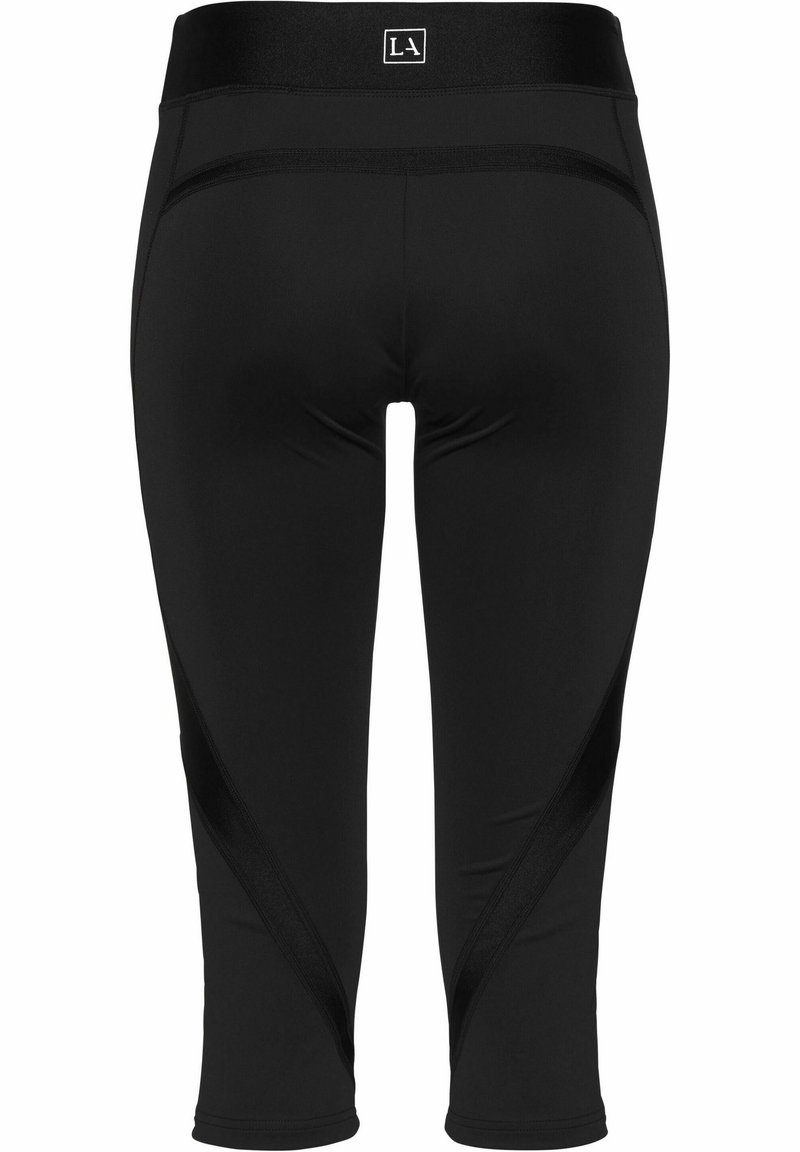 Schwarze Sport-Capris mit glatter Textur, elastischem Bund und kontrastierendem Seitendesign.