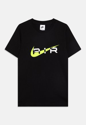 Sort Nike T-shirt med korte ærmer med gul-grøn Nike swoosh og hvid "AIR" tekst på brystet.