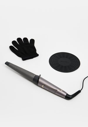 Piastra arricciacapelli con un cilindro metallico grigio, forma affusolata e cavo di alimentazione nero. Accompagnata da un guanto protettivo nero e un tappetino resistente al calore.