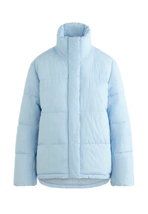 Svetlomodrá prešívaná bunda s vysokým golierom, zdobená zvislými bielymi a žltými pruhmi, prešívanou textúrou a mierne zaobleným lemom.