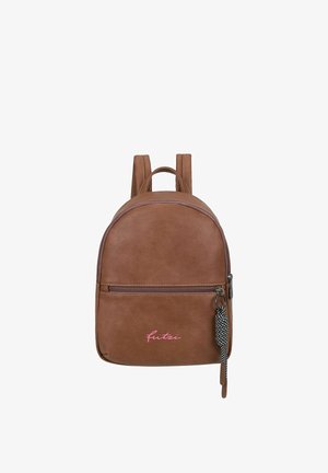 Bruine rugzak van kunstleer met een afgeronde vorm, een voorvak met ritssluiting en een roze logo in sierletters. Verstelbare riemen en een ritssluiting met textuur.