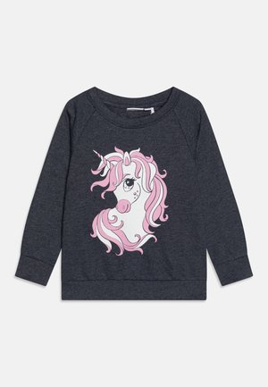 Sudadera gris oscuro con un gráfico de unicornio que presenta pelo rosa. Manga larga y cuello redondo, hecha de un material suave y texturizado.