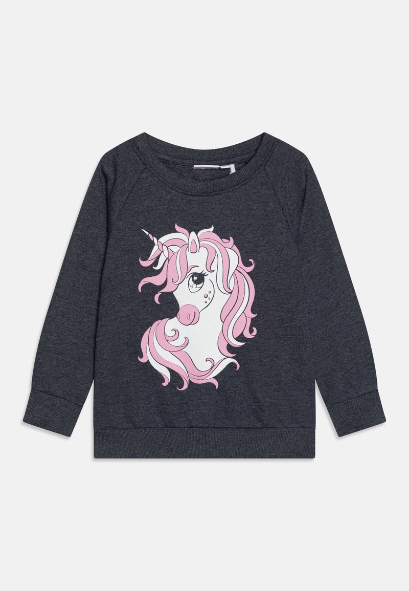 Sudadera gris oscuro con un gráfico de unicornio que presenta pelo rosa. Manga larga y cuello redondo, hecha de un material suave y texturizado.