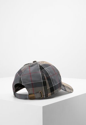 Szara i beżowa kraciasta czapka z daszkiem z czerwonymi i czarnymi liniami, regulowany pasek i metalowa klamra z napisem Barbour, leżąca na białej powierzchni.
