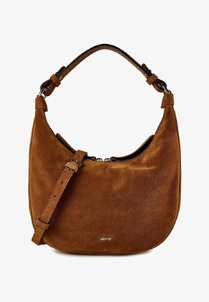 Sac d'épaule en daim marron en forme de croissant avec une bandoulière ajustable et un petit logo "abro" argenté sur le devant.