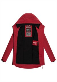 Chaqueta impermeable roja con capucha, forro negro, cremalleras en las mangas, bolsillo interior y etiqueta de cuidado adjunta en el interior. Textura suave.