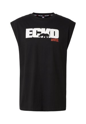 Tricou negru fără mâneci cu text alb „ECKO”, un grafic cu un rinocer în interiorul literelor și un mic logo roșu „unltd.” dedesubt.