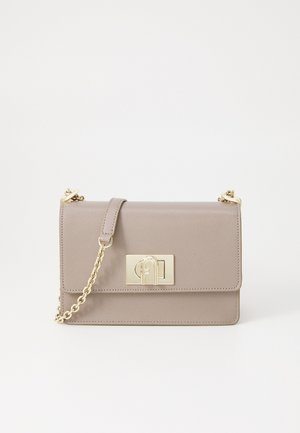 Bolso de mano de piel beige con un cierre dorado, correa de cadena y textura lisa. Presenta un cierre de solapa y un sutil detalle de costura.