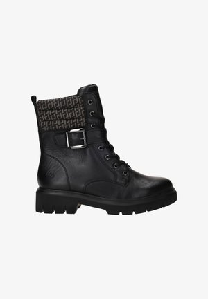 Zwarte leren enkelboot met een gestructureerd patroon op de bovenkant, metalen gespdetail en een chunky rubberen zool voor grip.