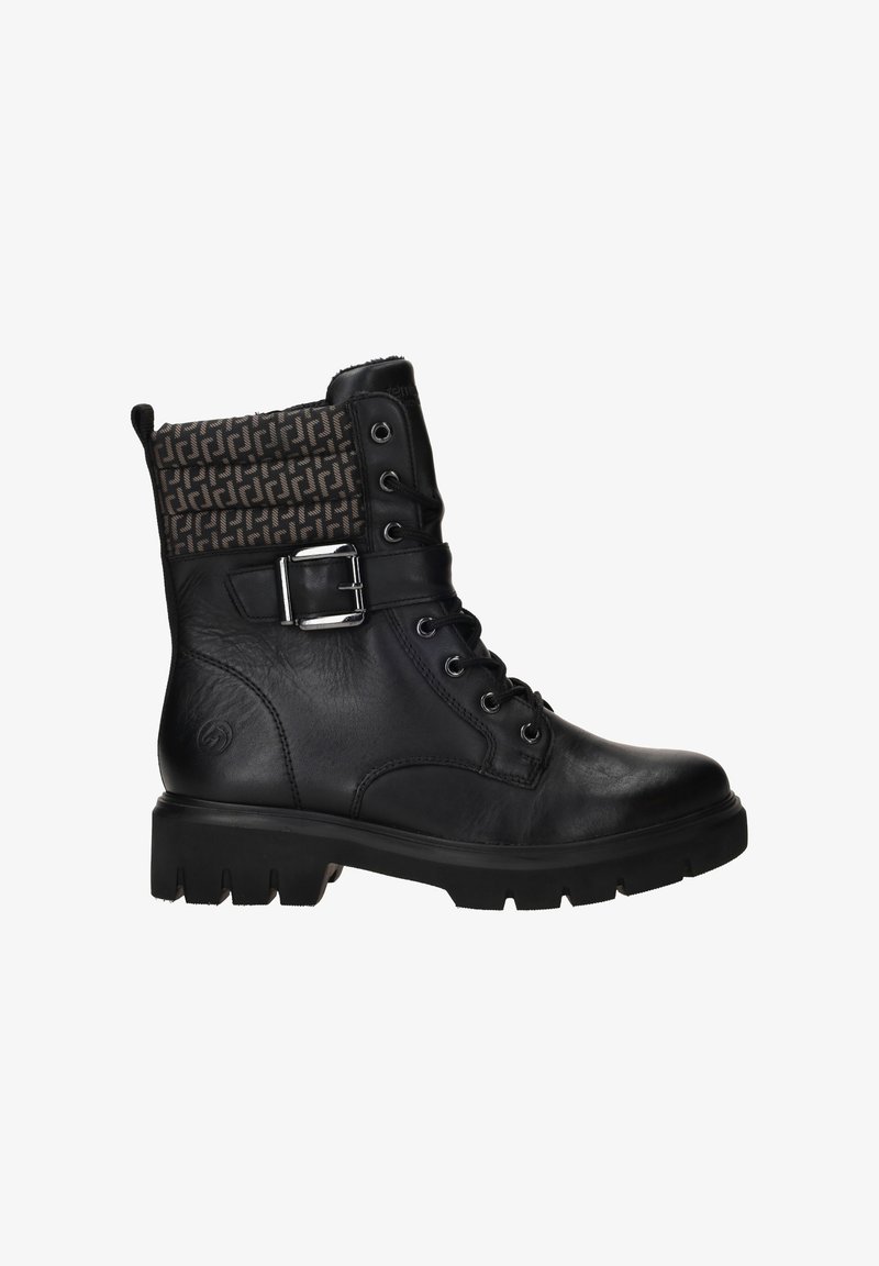 Zwarte leren enkelboot met een gestructureerd patroon op de bovenkant, metalen gespdetail en een chunky rubberen zool voor grip.