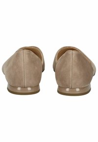 Bailarinas de ante beige con una suela marrón lisa y brillante, diseño de punta redonda y un simple detalle de costura en la parte trasera.