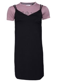 Svart klänning med smala axelband över en kortärmad rosa T-shirt med grafiskt tryck. Båda plaggen är tillverkade av mjukt material.