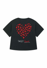 Černé tričko s velkým grafickým motivem červeného srdce vyplněného menšími červenými srdíčky a textem "SWEET heart" v bílé a červené barvě.