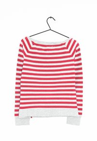 Sweat-shirt à manches longues rayé rouge et gris avec un col et des poignets en côte gris, présentant un design légèrement dénudé sur une épaule.