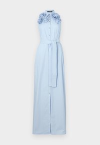 Απαλή μπλε αμάνικη φόρεμα με λουλουδάτα appliqués στους ώμους, κουμπιά μπροστά και ζωνάκι στη μέση. Μακρύ, ρέων σχέδιο.