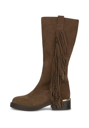 Bota marrón de gamuza hasta media pantorrilla con flecos laterales y tacón bajo con un detalle metálico cerca de la suela.