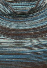 Stickad polotröja med horisontella ränder i nyanser av blått och brunt, med en texturerad, räfflad design och en scallopad halslinning.