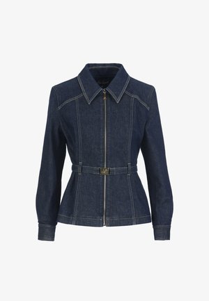 Chaqueta vaquera azul oscuro con cierre de cremallera frontal, cuello puntiagudo, cintura entallada y mangas largas; presenta costuras en contraste y un cinturón con logo en tono dorado.