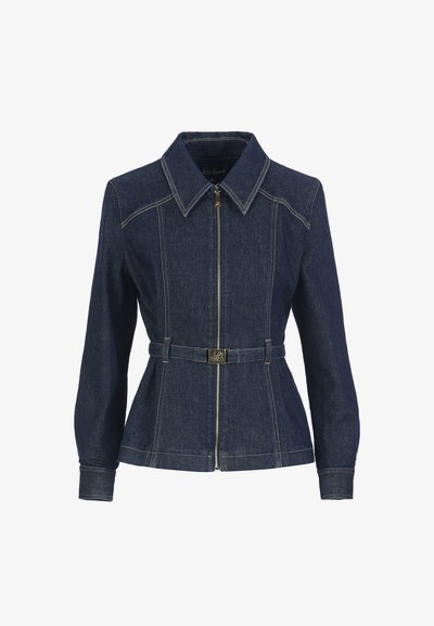 Jeansjacke in Dunkelblau mit Reißverschluss vorne, spitzem Kragen, tailliertem Schnitt und langen Ärmeln; zeichnet sich durch kontrastierende Nähte und einen goldfarbenen Logo-Gürtel aus.
