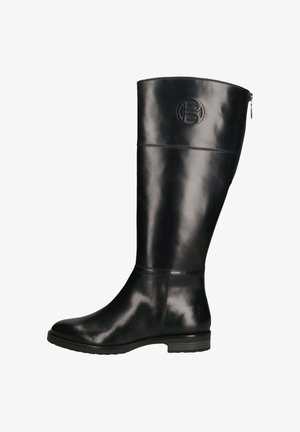 Hohe schwarze Lederreitstiefel mit niedrigem Absatz, seitlichem Reißverschluss und eingeprägtem, rundem Logo nahe der Oberseite.