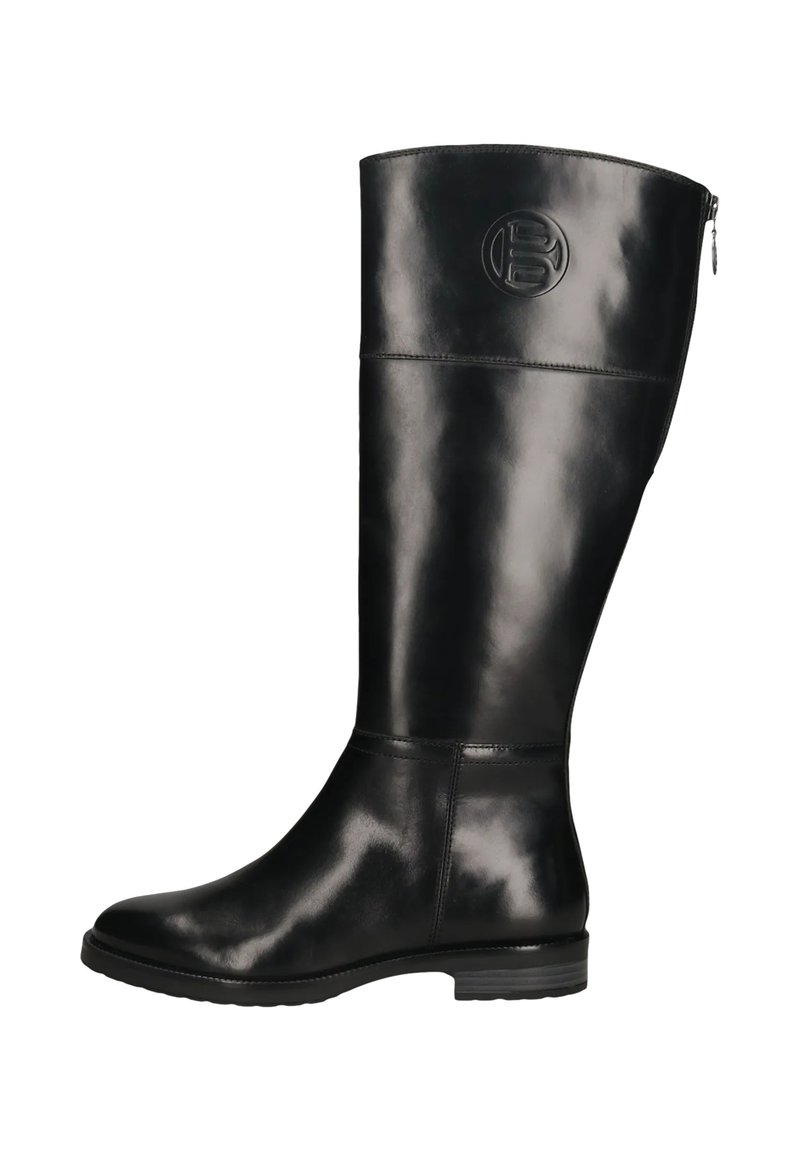 Hohe schwarze Lederreitstiefel mit niedrigem Absatz, seitlichem Reißverschluss und eingeprägtem, rundem Logo nahe der Oberseite.
