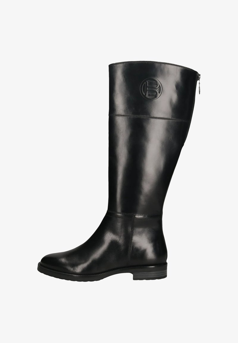 Hohe schwarze Lederreitstiefel mit niedrigem Absatz, seitlichem Reißverschluss und eingeprägtem, rundem Logo nahe der Oberseite.
