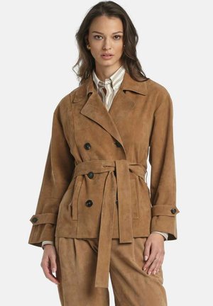 Bruine suède jas met dubbele knoopsluiting, een tailleceintuur, een grote ingesneden kraag en zwarte knopen. Getextureerd materiaal met een ontspannen pasvorm.