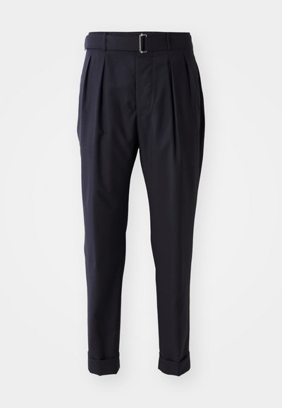 Pantaloni blu navy in tessuto leggero, con pieghe, una cintura con fibbia metallica e risvolti alla caviglia.