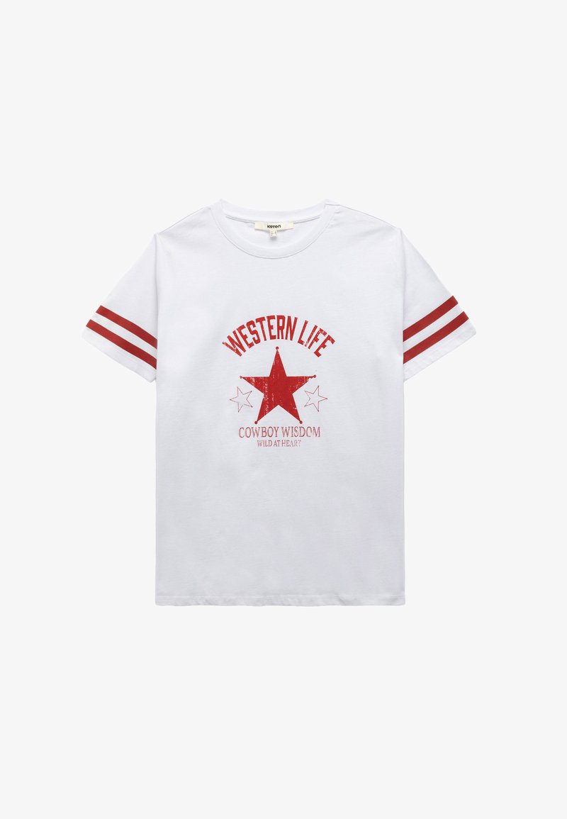 Witte katoenen T-shirt met een rode grafische print met "WESTERN LIFE" en een ster, accenten van rode strepen op de korte mouwen.
