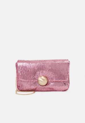 Kleine roze clutch met pailletten, een grote ronde gouden knoop en een gouden kettingriem op een effen achtergrond.