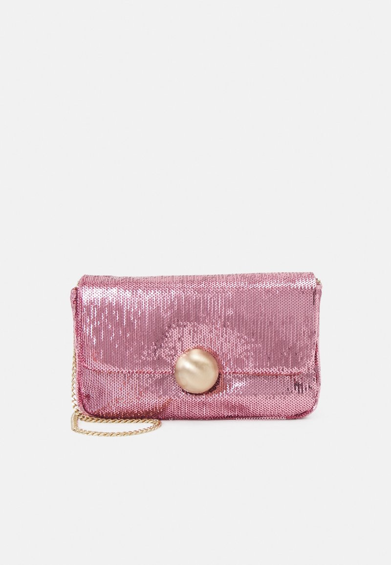 Petit sac pochette rose à sequins avec un grand bouton rond doré et une bandoulière chaîne dorée sur fond uni.