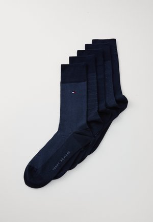 Navy Socken-Set mit unterschiedlichen Texturen: Fischgrätmuster, gepunktet und uni. Aus weichem Stoff gefertigt, mit einem Logo nahe dem Bund.