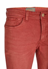 Hattric 5 POCKET BERMUDA - Denim shorts - rot