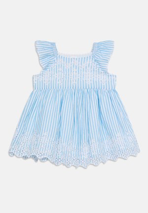 Μπλε και λευκό κάθετο ριγέ αμάνικο φόρεμα με βολάν στους ώμους και λευκή κεντητή δαντέλα με λουλουδάτα σχέδια κατά μήκος της φάσας και του στήθους.