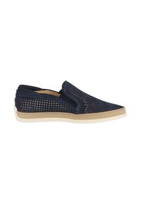 Scarpe slip-on perforate blu navy con una superficie testurizzata, suola beige e pannelli laterali elasticizzati per una facile calzata. Presentano un minimo accento rosso.