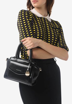 Borsa a tracolla nera in pelle con manici corti, forma rettangolare e una tasca frontale. Presenta un accentuazione in metallo dorato con il logo del marchio.