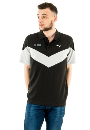 Zwarte polo met grijs chevronpatroon, uitgerust met een kraag, korte mouwen en logo's van Mercedes en Puma. Gemaakt van zacht katoen.
