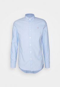 Himmelblaues langärmliges Button-Up-Hemd aus Baumwolle, mit einem Button-Down-Kragen, weißen Knöpfen und einem kleinen gestickten Logo auf der Brust.