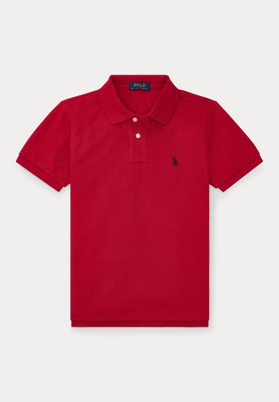 Rood poloshirt met korte mouwen, twee witte knopen en een klein donker logo op de linkerborst, plat neergelegd op een witte achtergrond.