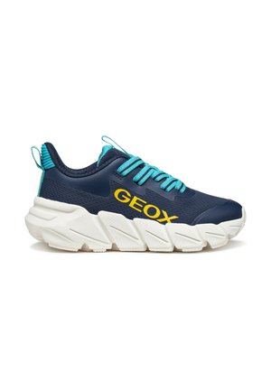 Marineblauwe sneakers met een gemêleerde mesh bovenkant, contrasterende turquoise veters en een opvallend gele "GEOX"-logo. Massieve witte zool.