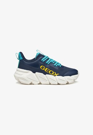 Sneakers blu navy con una tomaia in rete testurizzata, lacci turchesi a contrasto e un prominente logo giallo "GEOX". Suola bianca spessa.