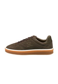 Baskets en daim vert foncé avec des lacets marron, une semelle intermédiaire blanche et une semelle extérieure en caoutchouc texturé avec un détail de logo sur le côté.