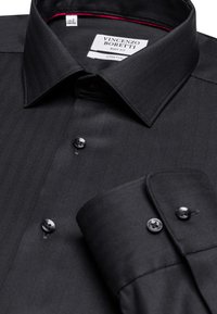 Camicia da uomo nera a spina di pesce con colletto button-down, bottoni neri e un accento rosso all'interno del colletto; presenta un design aderente.