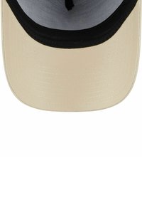 Beige Baseballcap mit schwarzem Schirm, ausgestattet mit einem strukturierten Obermaterial und einer stabilen Krone. Das Innere hat ein graues Mesh-Futter.