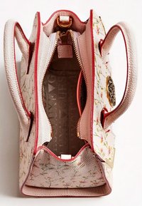 Bloemenpatroon handtas met een gestructureerde lichtroze buitenkant, rode accenten, dubbele handvatten en een ritsluiting; binnenkant heeft logo-details.