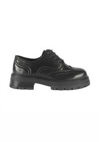 Scarpa oxford in pelle nera con perforazioni decorative, punta tonda e suola in gomma spessa. Presenta lacci e una finitura liscia.