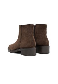 Bottes chevilles en suede marron avec des talons épais bas et des fermetures éclair sur les côtés, présentées sous un angle arrière en trois quarts sur un fond blanc.